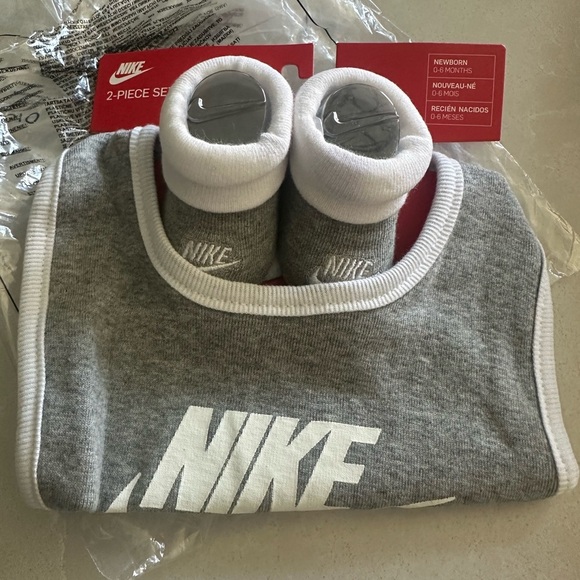 Nike Infant Gray and White Set - Picture 1 of 1